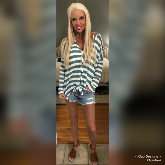 🥰LAST 1! Waffle Knit! Gorgeous Button Down Top! - Picture 3 of 8